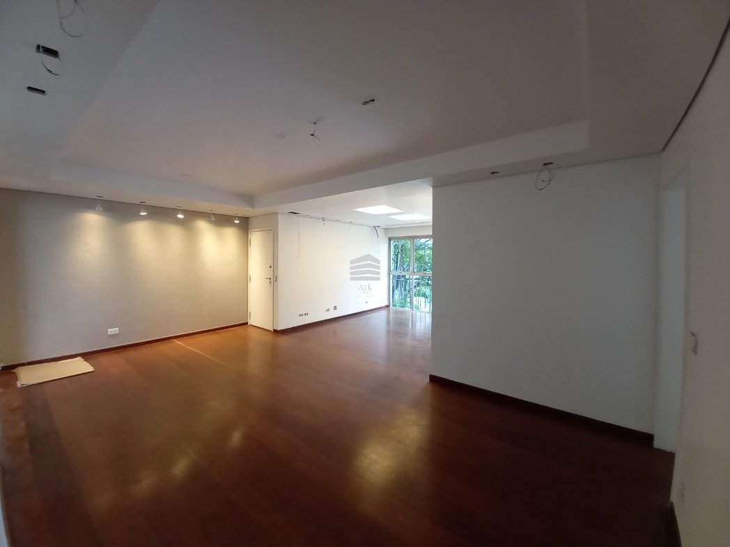 Apartamento 4 dormitórios em Moema