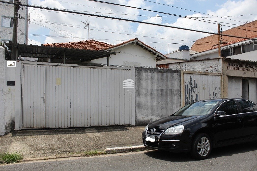 Casa térrea em rua tranquila no Bosque da Saúde.