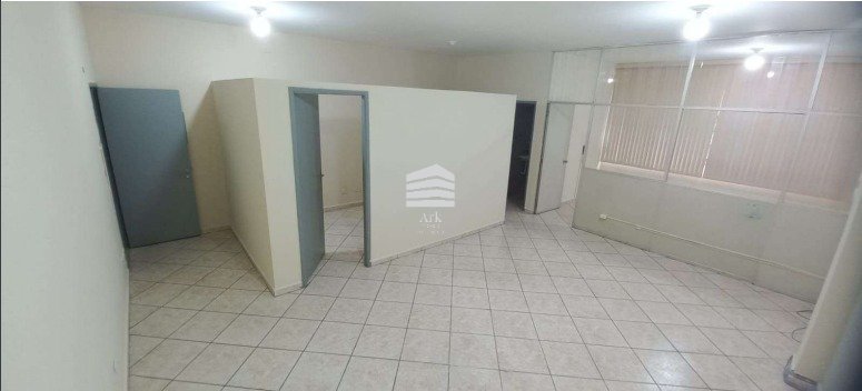 Sala comercial na Liberdade