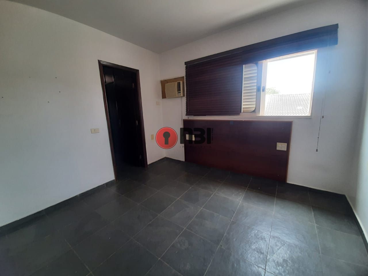 Casa com 4 quartos para aluguel, 253m² — foto 13 de 28
