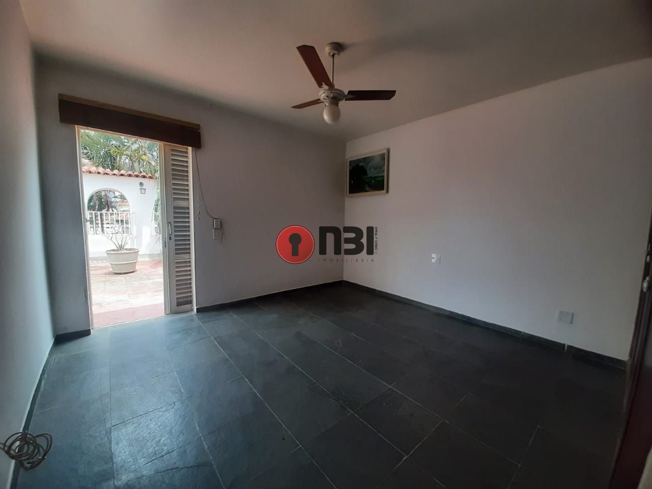 Casa com 4 quartos para aluguel, 253m² — foto 2 de 28