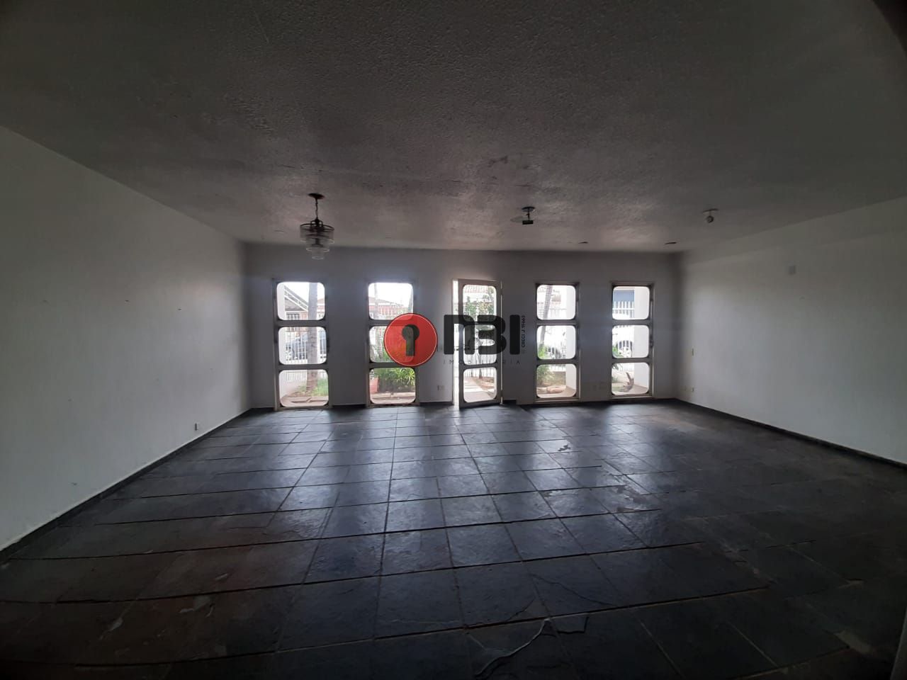 Casa com 4 quartos para aluguel, 253m² — foto 1 de 28