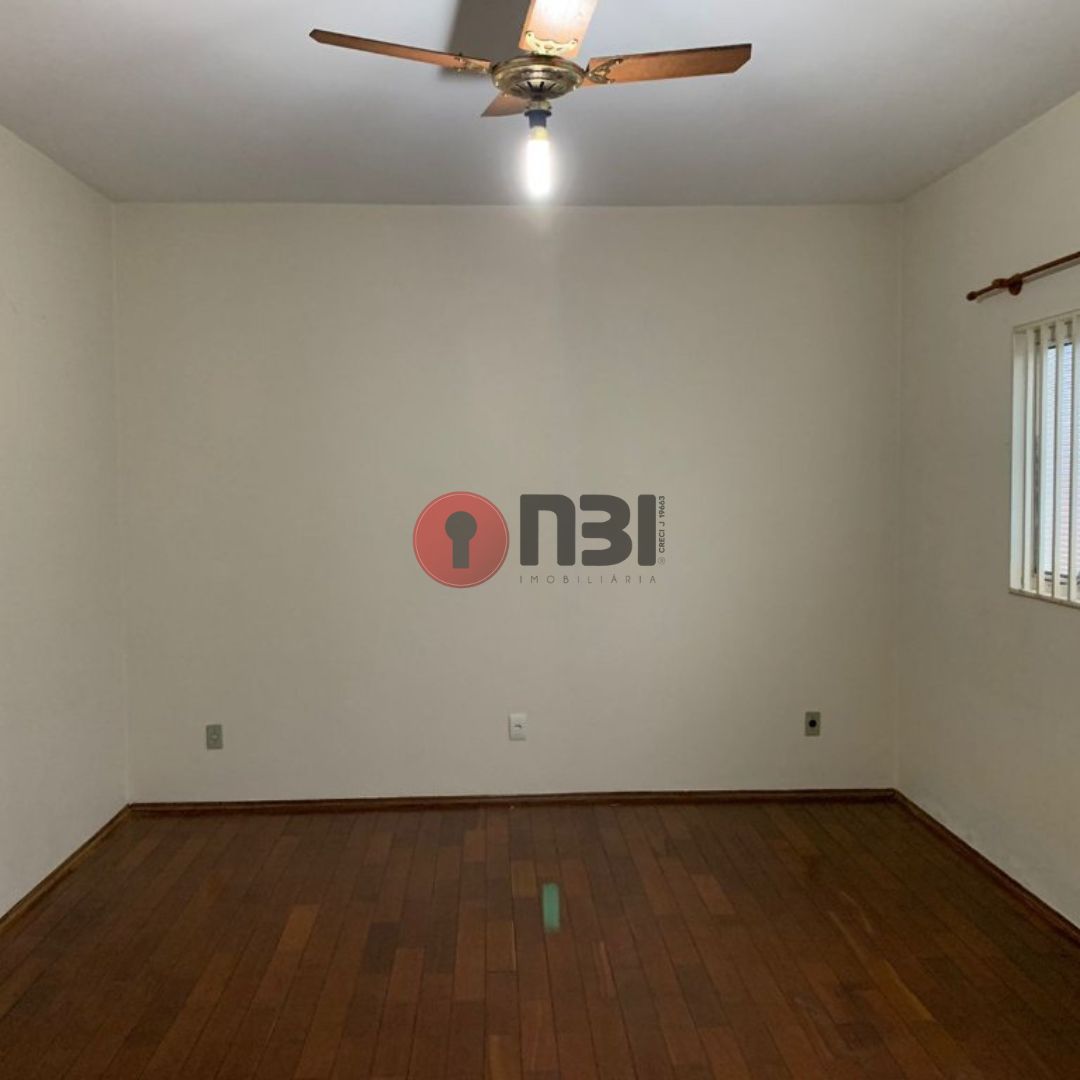 Casa com 3 quartos à venda, 208m² — foto 3 de 38