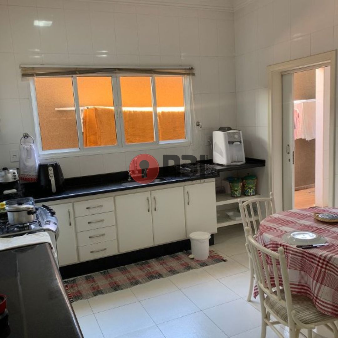 Casa com 3 quartos à venda, 250m² — foto 18 de 34