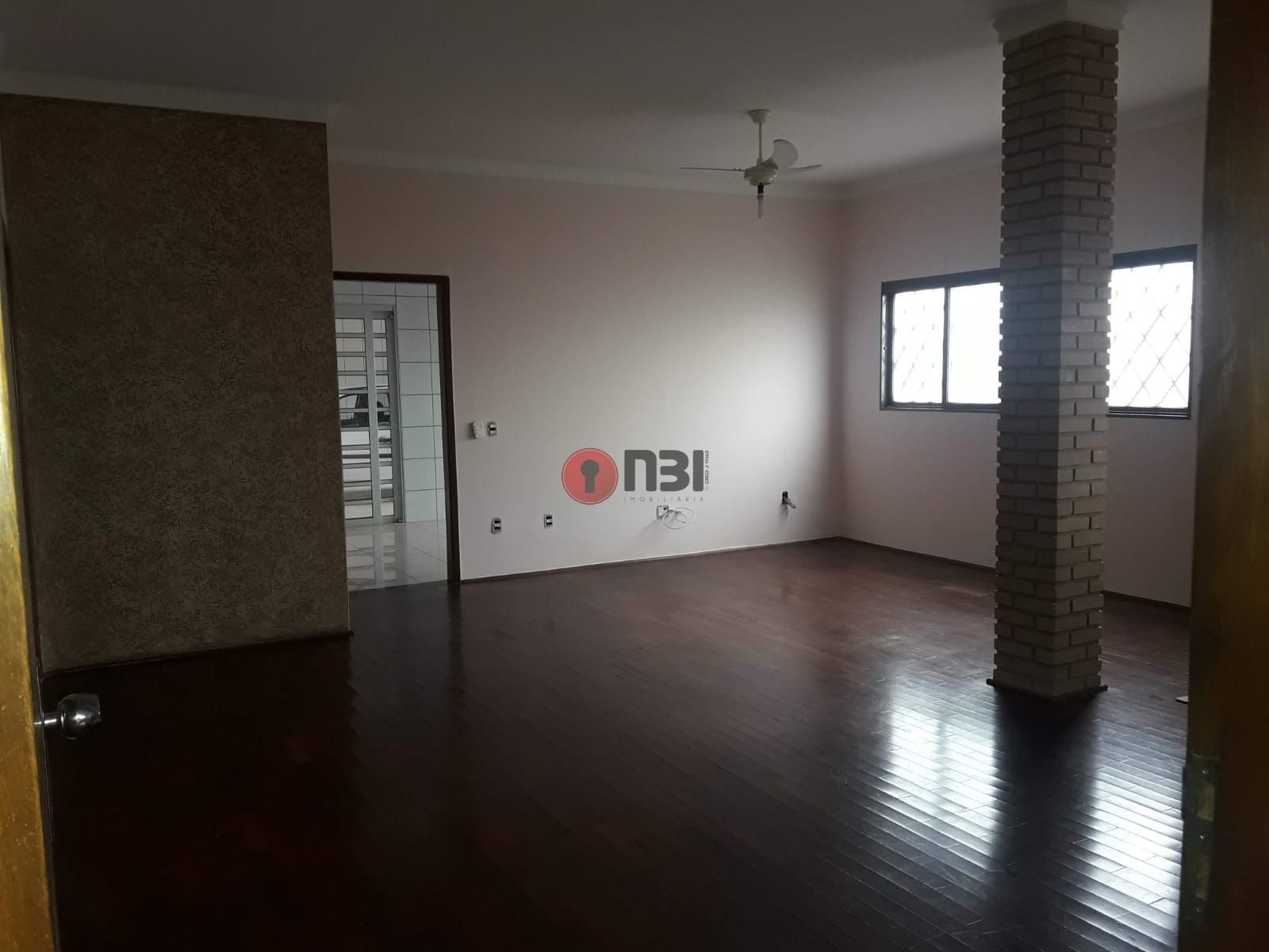 Casa com 3 quartos à venda, 256m² — foto 2 de 26